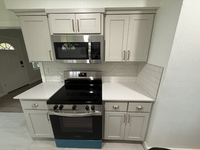 Building Photo - 1-Bedroom Apartment for Rent Near Midtown