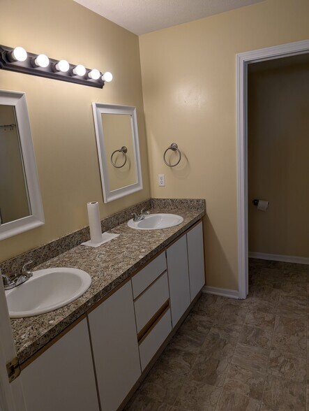 Building Photo - 1275 Millbrook Trl