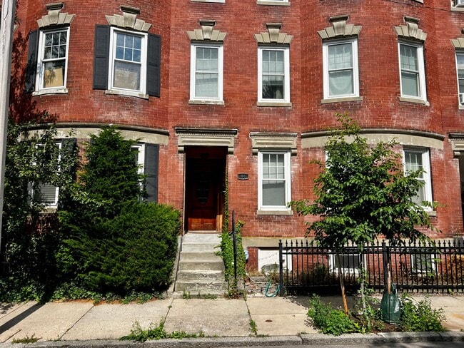 Building Photo - Stylish Top-Floor 2-Bedroom Condo with Pri...