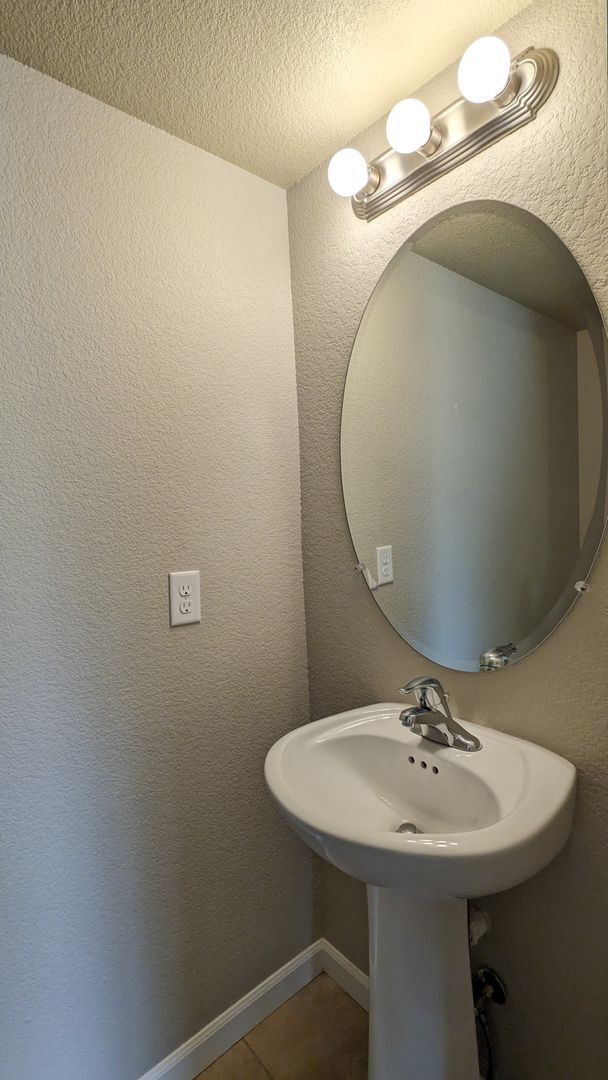 Building Photo - 3 BED/2.5 BATH END UNIT TOWNHOME W/PATIO & 2-CAR GARAGE!