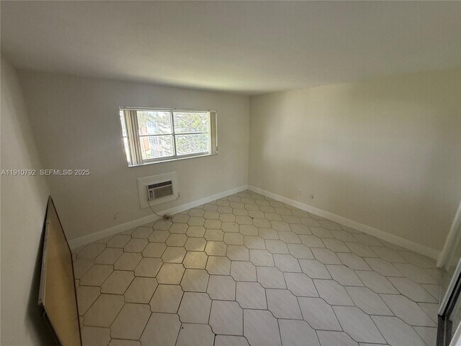 Building Photo - 1540 NE 191st St