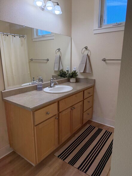 Building Photo - 804 Kite Ln