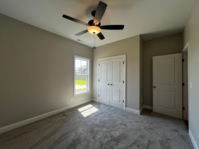 Building Photo - 809A Sarah Rebecca Dr