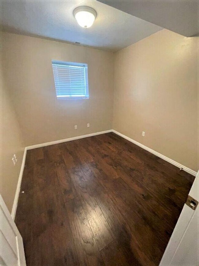 Building Photo - Move-In Ready 5-Bed with Garage, Yard & Up...