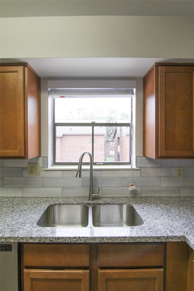 Building Photo - 3100 Walnut Bend Ln