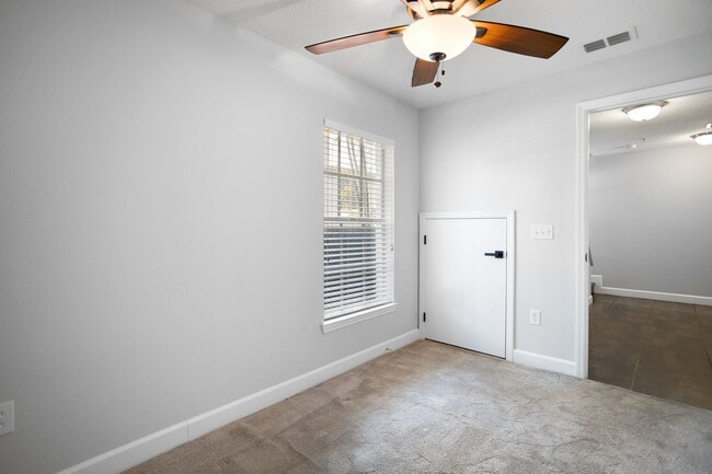 Building Photo - 3111 W De Leon St