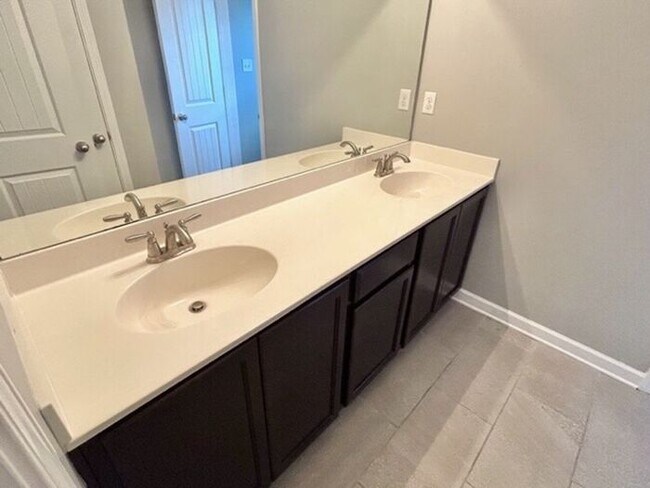 Building Photo - Now Leasing! 4 -bedroom 2.5 bath home in S...