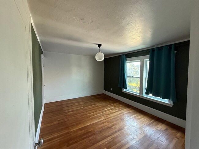 Building Photo - 135 Mills St