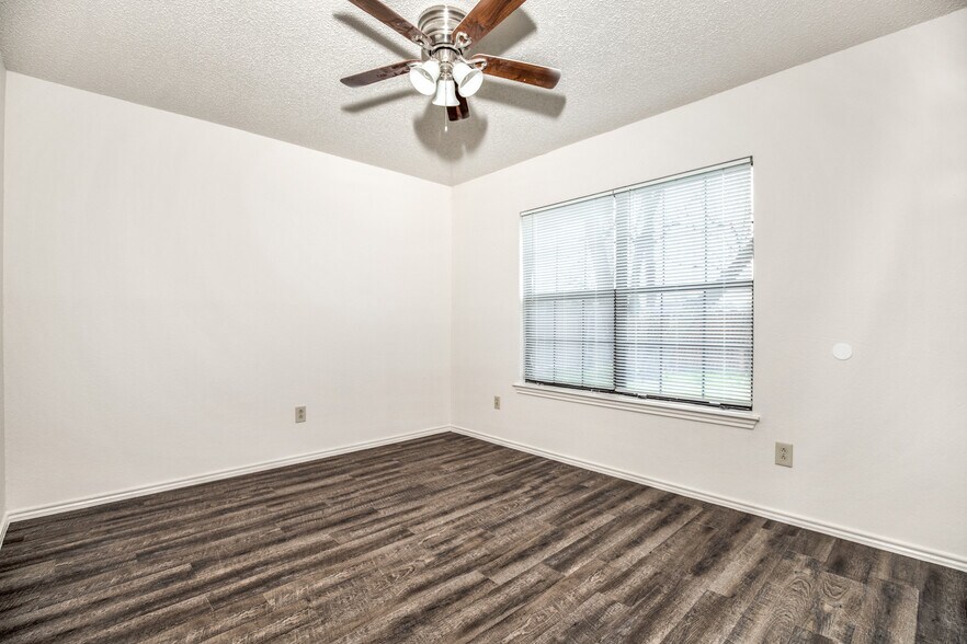 Building Photo - 1709 Huntington Dr