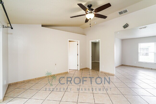 Building Photo - Very nice 3 bedroom with bonus room in Poinciana