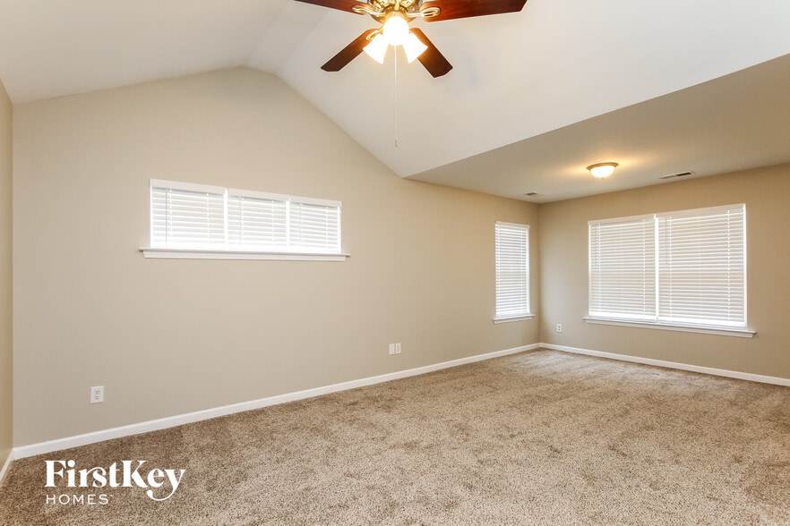 Building Photo - 1918 Sugarbush Dr