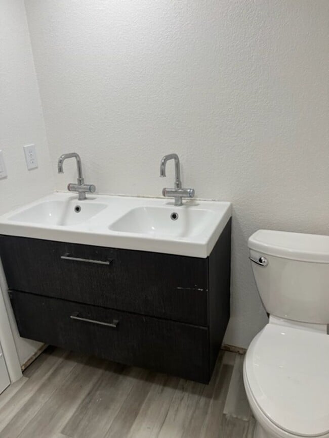 Building Photo - 4 BEDROOM HOME IN SKYWAY!!