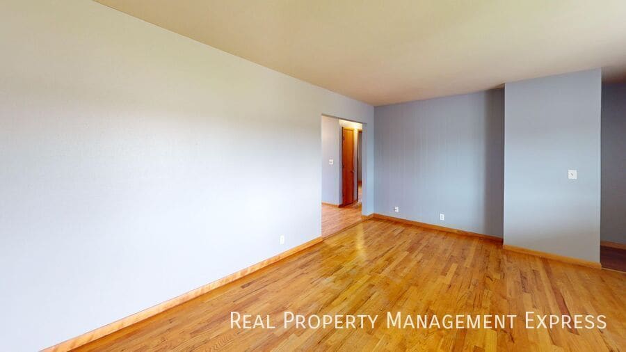 Building Photo - 2200 W 39th St