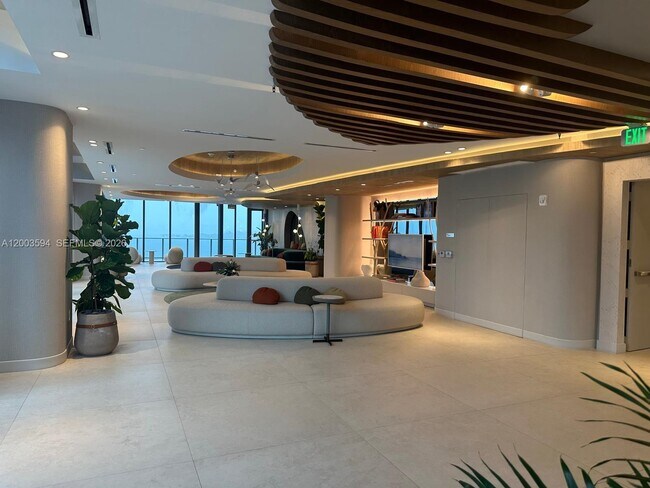 Building Photo - 700 NE 24th St