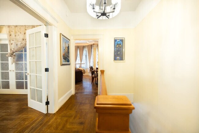 Building Photo - 1107 Broadway-SI ID1309749P