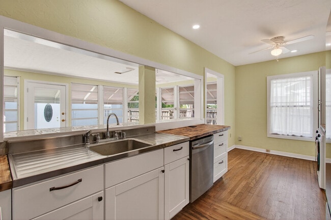 Building Photo - 817 N Palmway