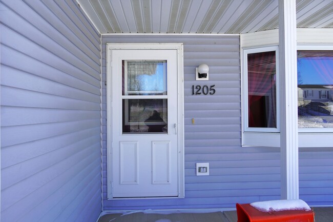 Building Photo - 2 Bedroom, 2 Bath Home