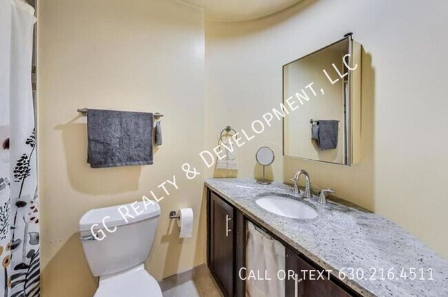 Building Photo - 1423 W Oakdale-Unit G