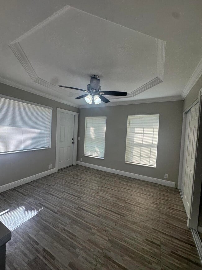 Building Photo - 8817 Dania Dr