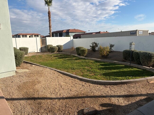 Building Photo - 2 Bedroom 2.5 Bath Townhome!