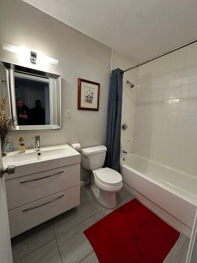 Building Photo - No Brokers Fee!! Spacious 2-Bed, 2-Bath Co...