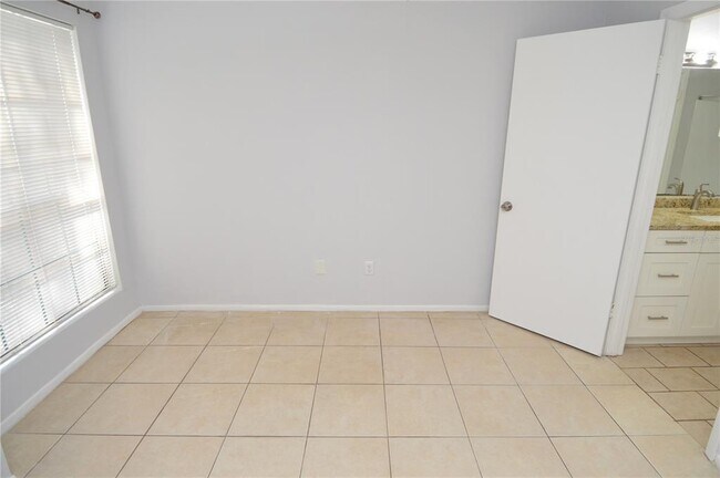 Building Photo - 8702 Mallard Reserve Dr