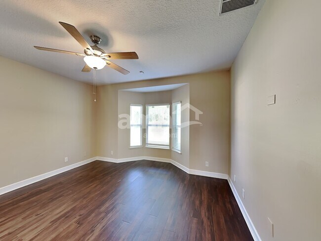 Building Photo - 6117 NW Gause Ave