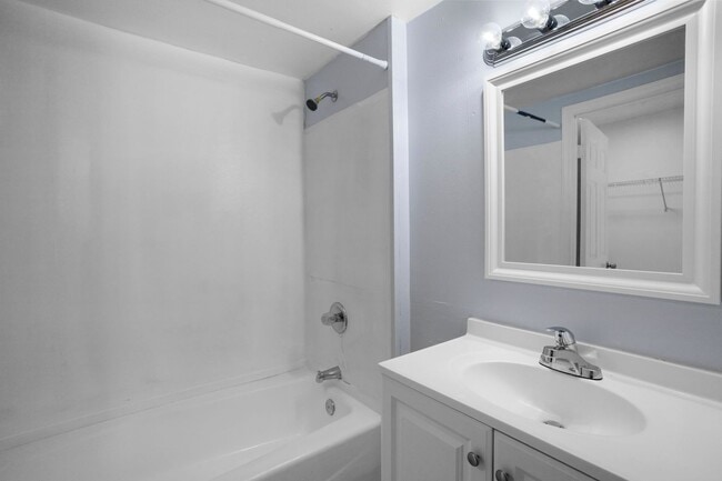 Building Photo - Very large 4bdrm/2bath House, Ready End of February