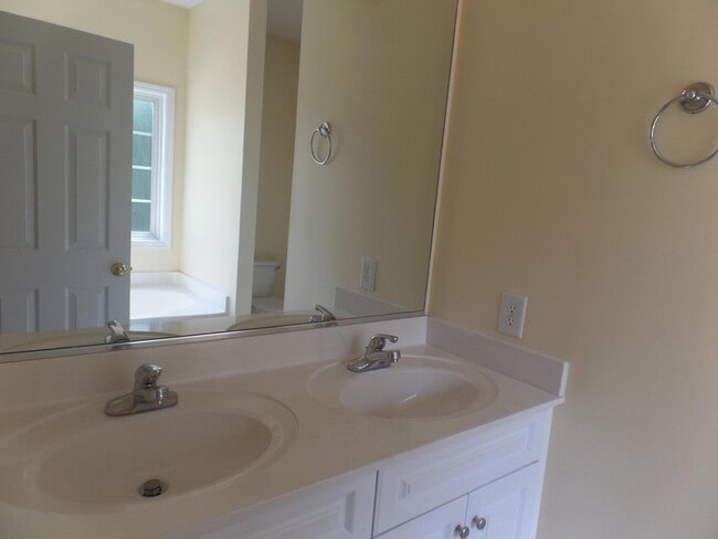 Building Photo - 10 Sawmill Rd W