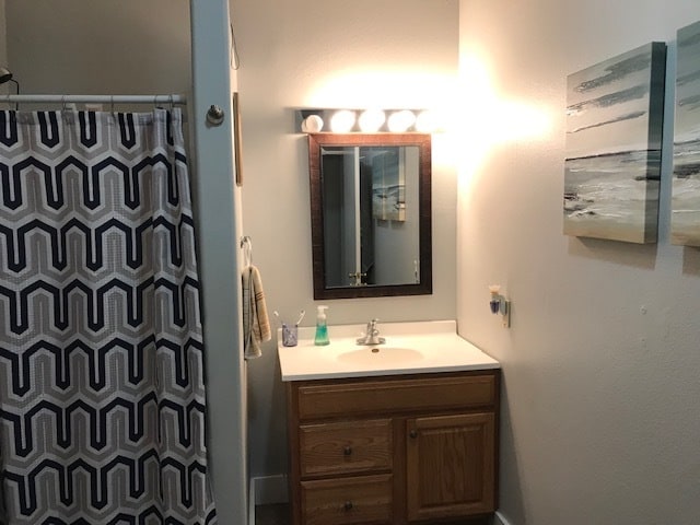 bathroom 2 - 925 E Bloomington St