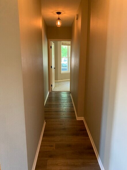 Building Photo - 465 W 5th St