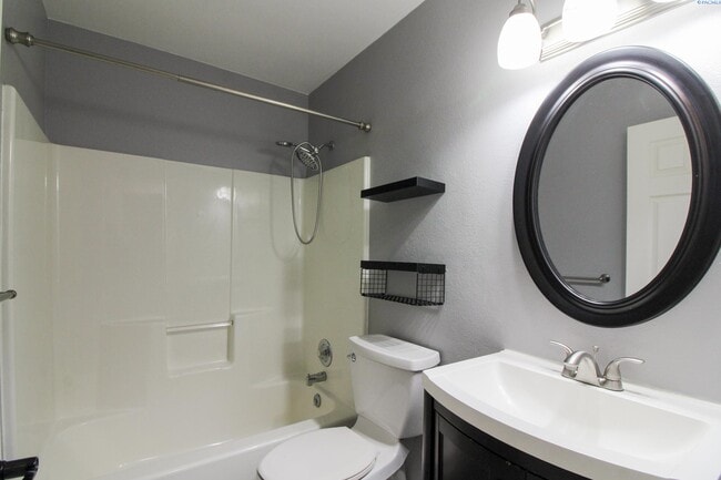 Building Photo - 3 Bed/2 Bath House in Southeast Kennewick