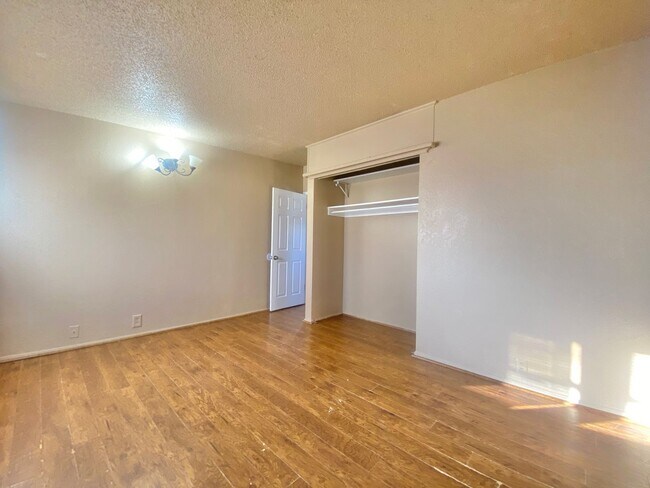 Building Photo - 3 bed 1 bath near WYCA now available