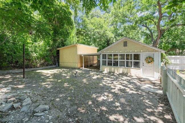 Building Photo - 716 E Losoya St