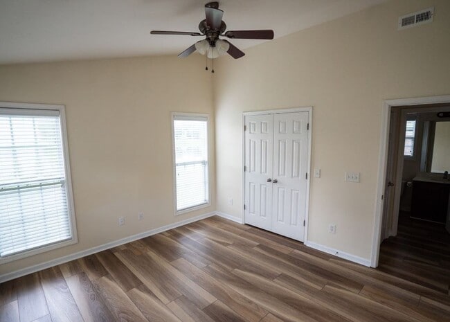 Building Photo - 3 Bedroom, 2 Bath End unit Townhome for Rent