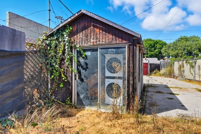Building Photo - 103 E Tamarack Ave