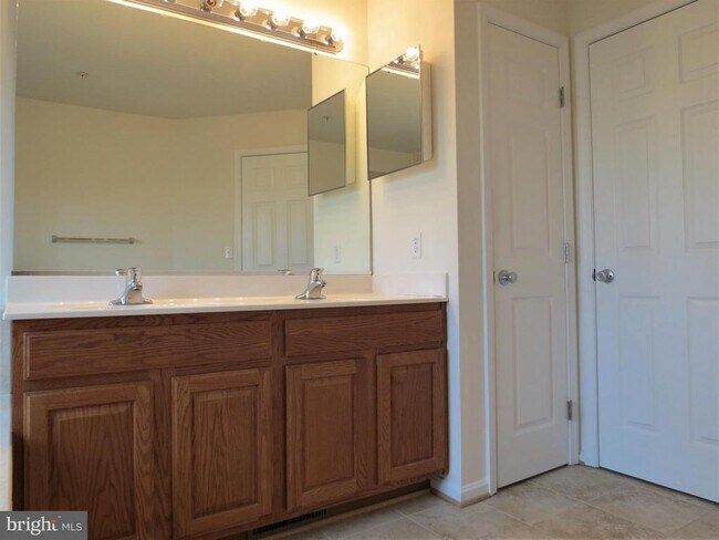Building Photo - 3765 Bedford Dr