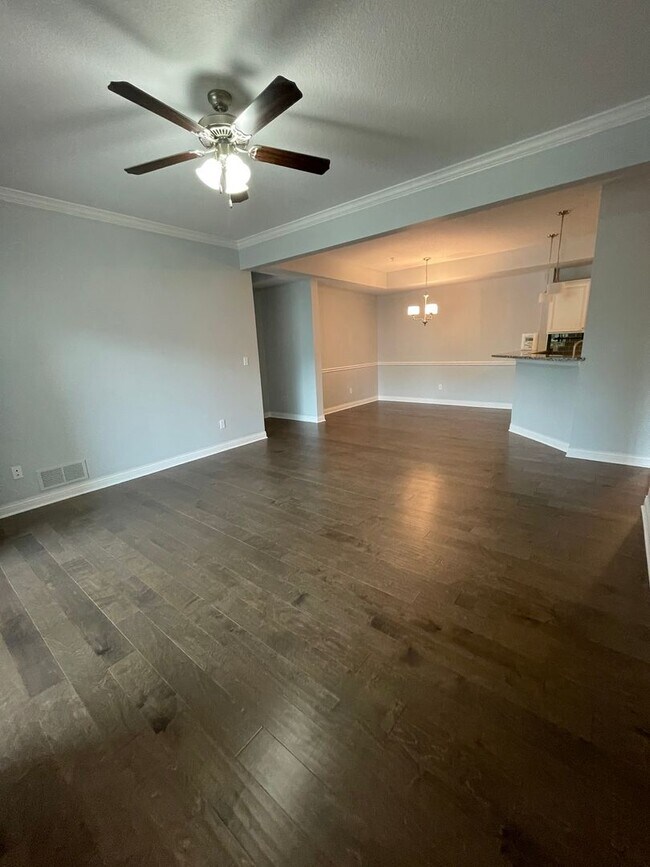 Building Photo - 2 bed/ 2 bath
