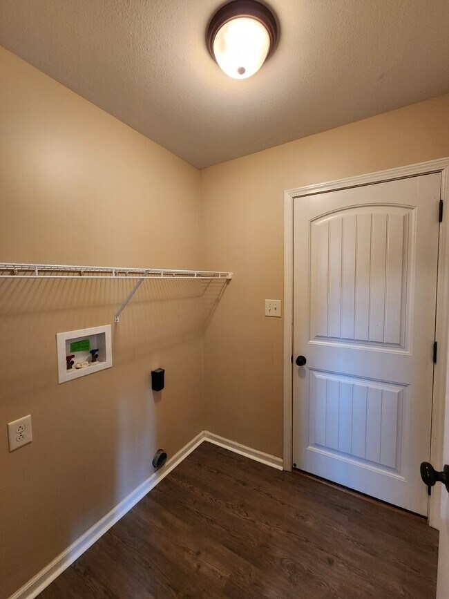 Building Photo - $1650 - 3 Bedroom 2 Bath Ranch Home