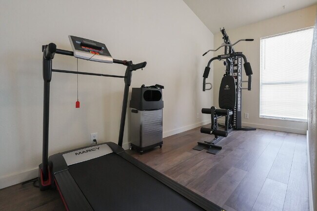 Building Photo - Spacious 3-Bedroom, 2-Bath Home – Fully Fu...