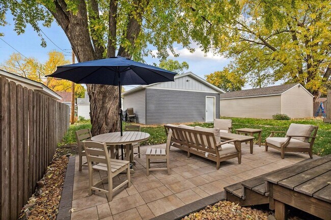 Building Photo - 3040 Hampshire Ave S