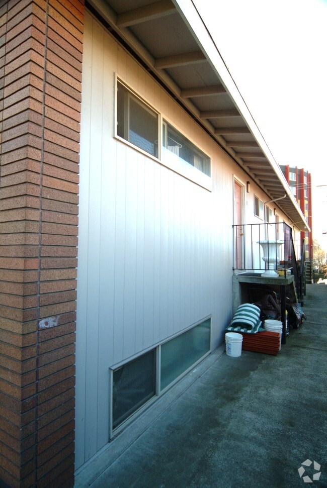 Building Photo - Bruce Apartments