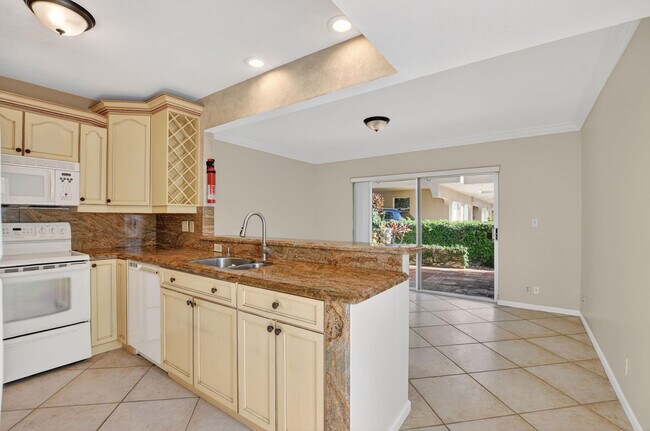 Building Photo - 596 SE 20th Ave