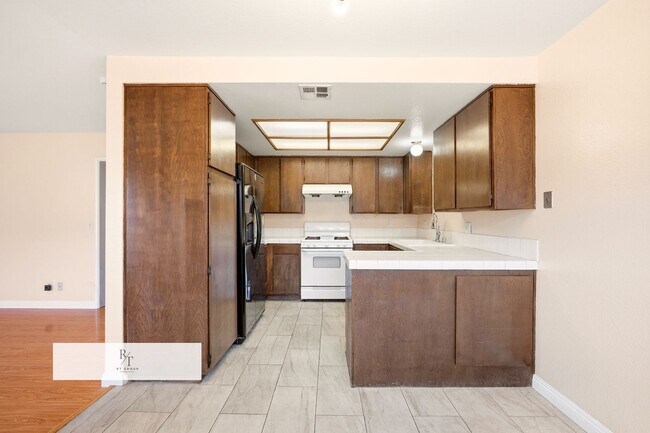 Building Photo - 5934 1/2 Alessandro Ave