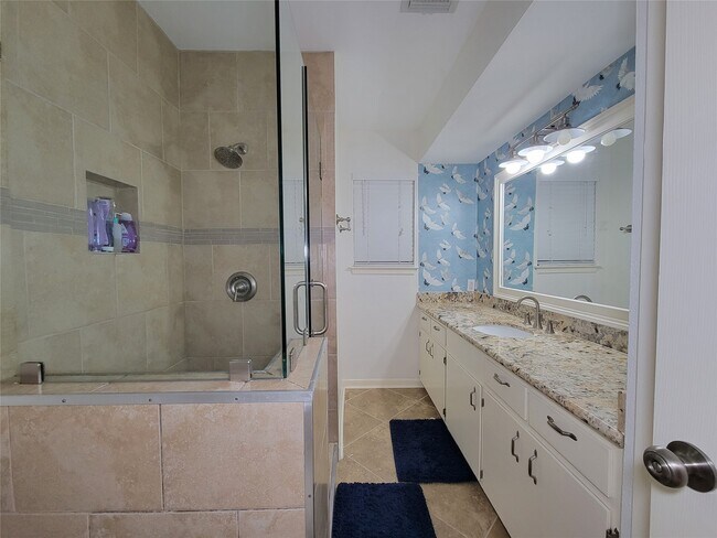 Building Photo - 2115 Forest Oaks Dr