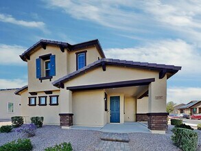 Building Photo - 327 N Sandal