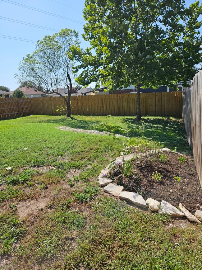 Building Photo - 1002 Woodview Dr