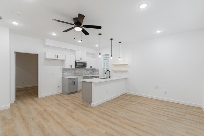 Primary Photo - 7126 Bywood St