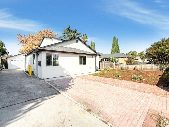 Building Photo - 2229 Pulgas Ave