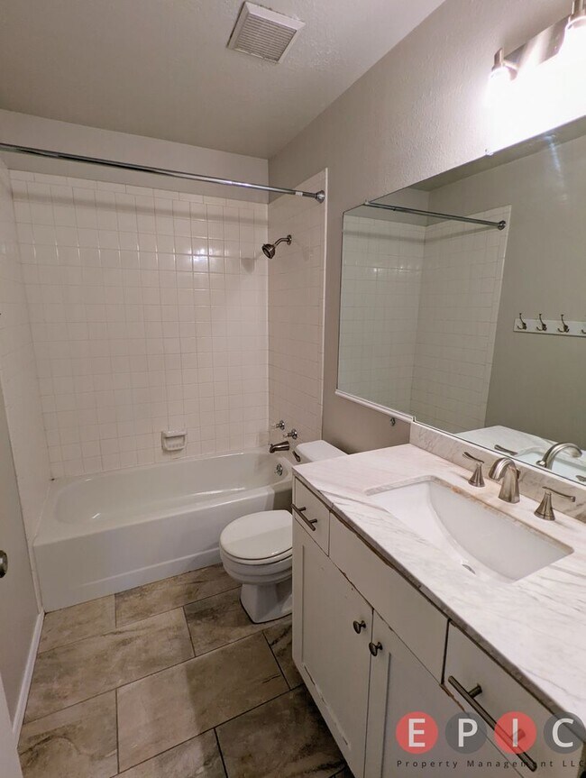 Building Photo - Beautiful Condo in Great Location!
